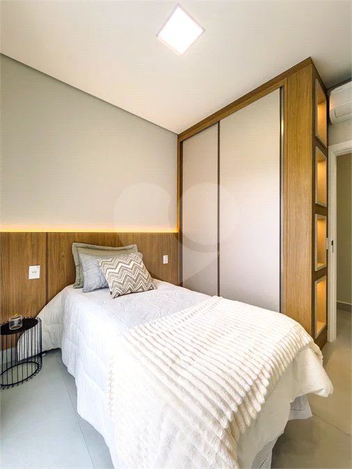 Casa Térrea – Condomínio Maria Cândida - 300 m² de terreno - 212 m² de área construída - 4 vagas de garagem, sendo 2 cobertas - Sala de jantar e estar integradas, com pé-direito duplo e cortina - 3 suítes com ar-condicionado, sendo 1 master com closet – planejado – Roupeiro – Escritório - Cozinha