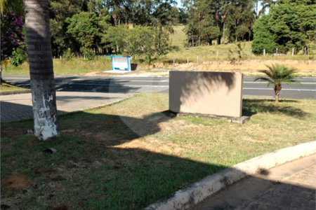 Casa à venda com 2 suítes no condomínio Portal dos Pássaros, Alambari - SP