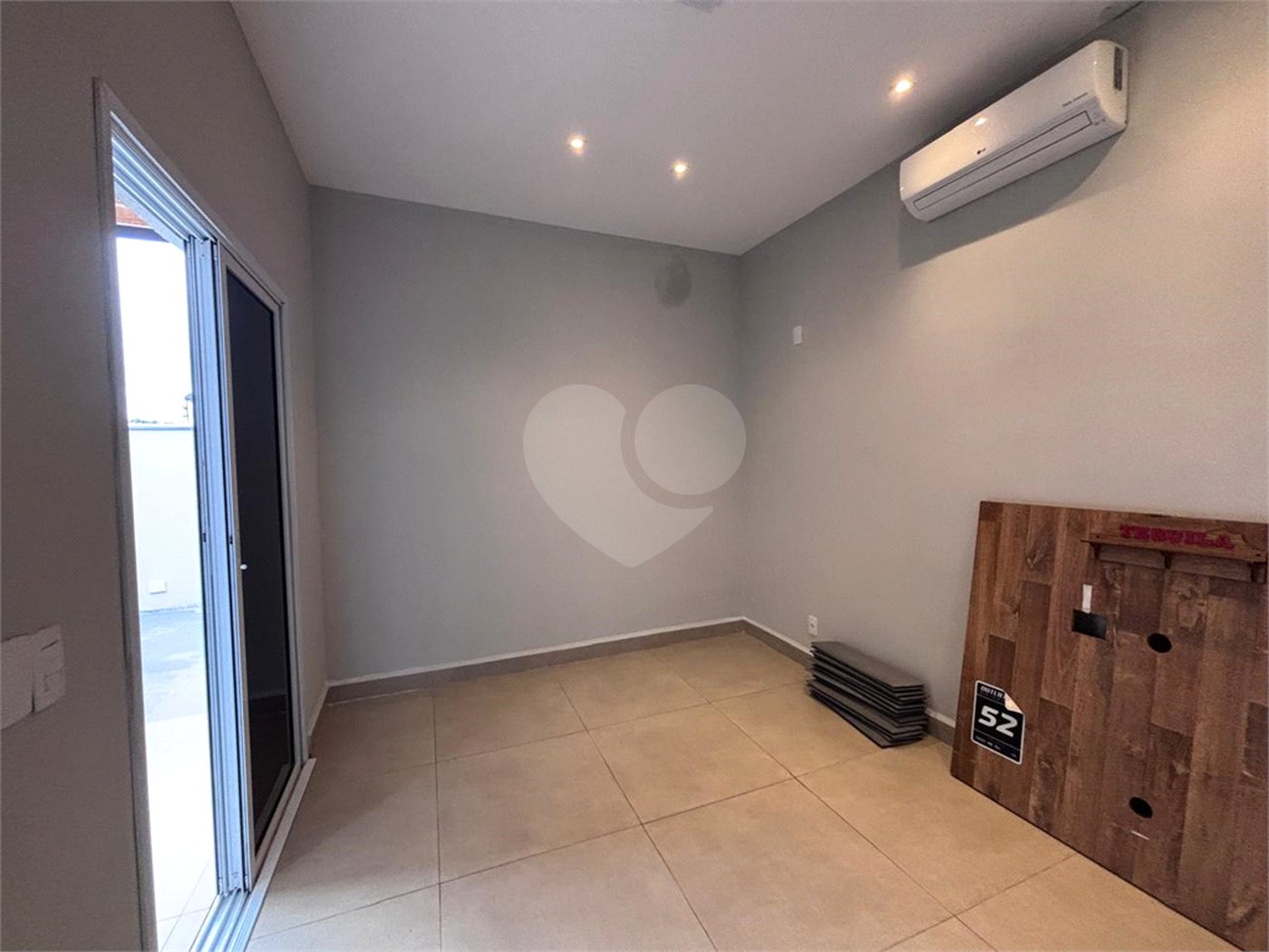 Casa à venda com 2 quartos, sendo 1 suíte, no condomínio Terras de São Francisco, Sorocaba - SP