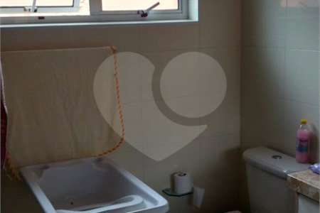 Sobrado à venda com 3 quartos no Centro, Poá, SP
