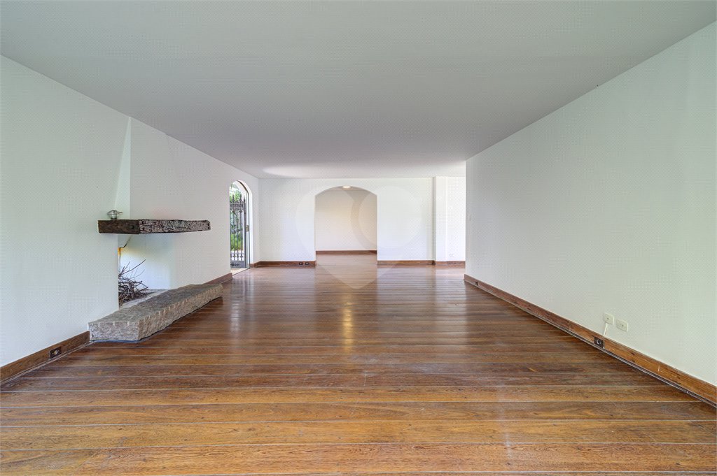 Casa para alugar com 5 quartos, sendo 3 suítes, no condomínio Chácara Flora, São Paulo - SP