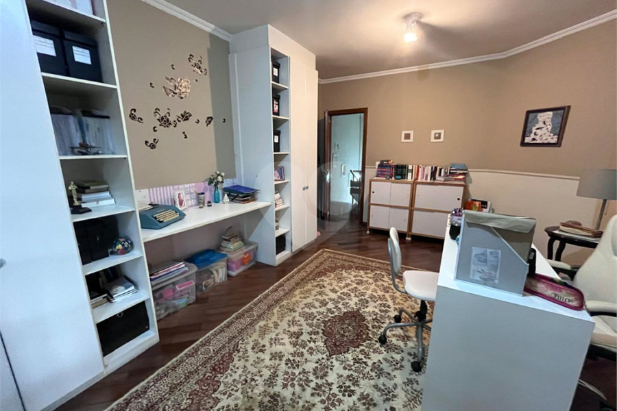 Casa à venda com 4 quartos, sendo 2 suítes, no condomínio Jornalista Américo Ariza, São Paulo - SP