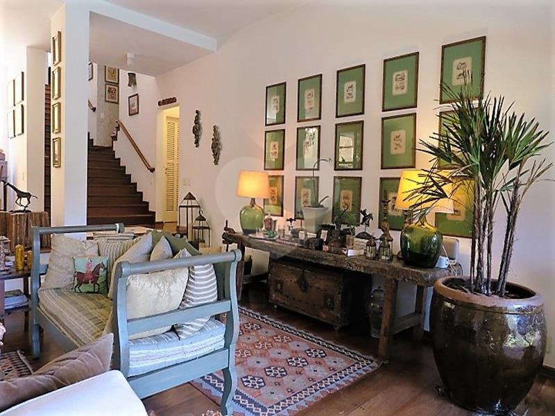 Casa à venda com 4 quartos, sendo 2 suítes, em Jardim Morumbi, São Paulo, SP
