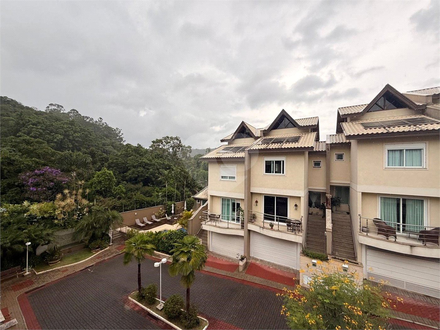 Casa à venda com 4 quartos, sendo 2 suítes, no condomínio Florada da Serra, São Paulo - SP