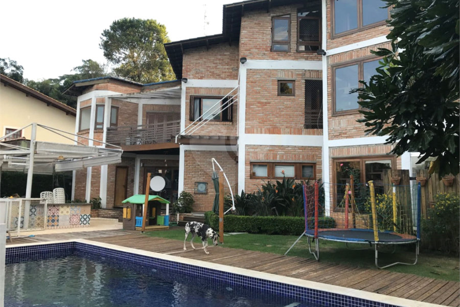 Casa à venda com 4 quartos, sendo 3 suítes, no condomínio Alpes da Cantareira, Mairiporã - SP