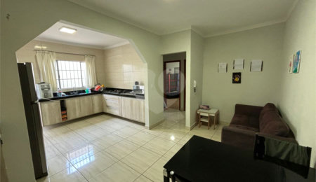 Casa à venda com 3 quartos, sendo 1 suíte,  no Centro, Salto, SP