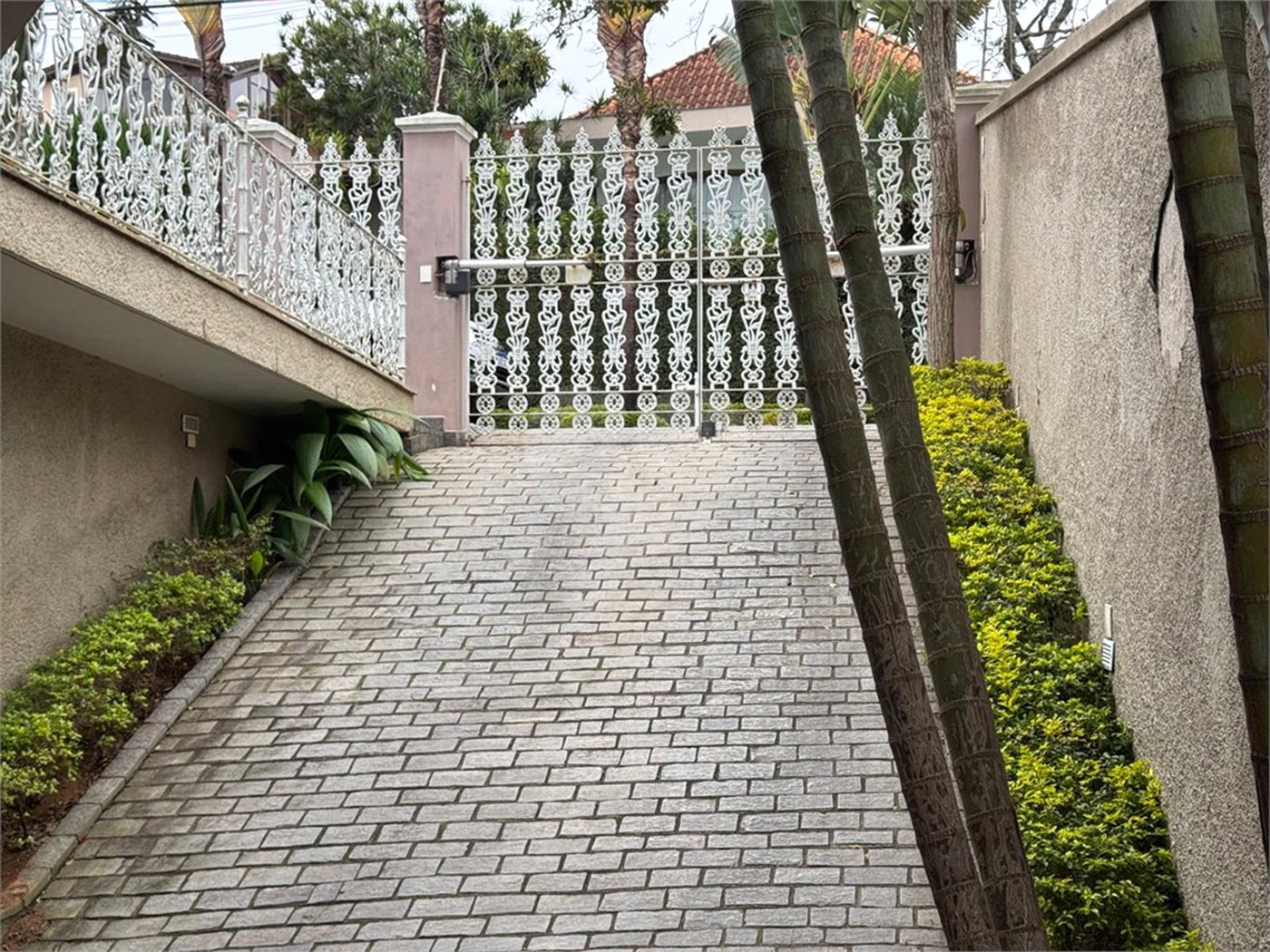 Sobrado à venda com 4 quartos, sendo 3 suítes, em Interlagos, São Paulo, SP
