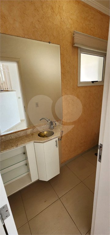 Casa à venda com 3 suítes no condomínio Recanto dos Paturis, Vinhedo - SP
