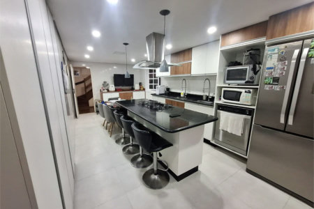 Casa à venda com 5 quartos, sendo 3 suítes, no condomínio Vila Panamericana, São Paulo - SP