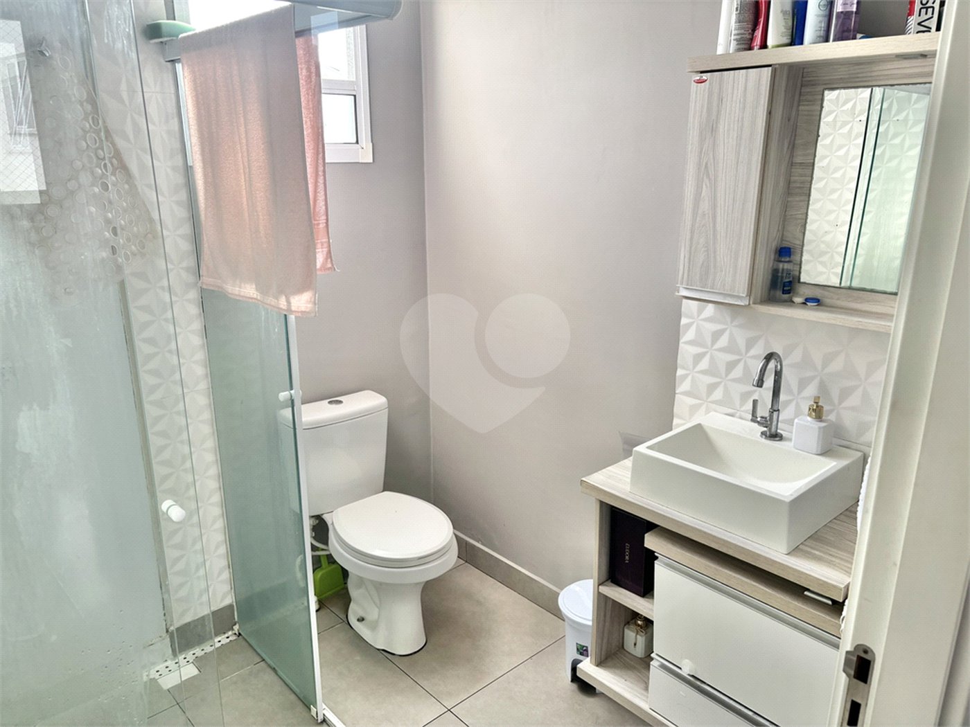 Casa à venda com 2 quartos, sendo 1 suíte, no condomínio Residencial Jasmin, Itapetininga - SP