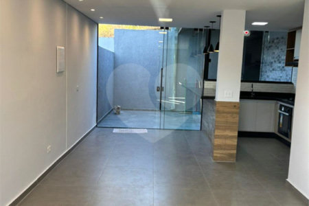 Casa à venda com 3 quartos, sendo 1 suíte, no condomínio Marselha IV, São Roque - SP