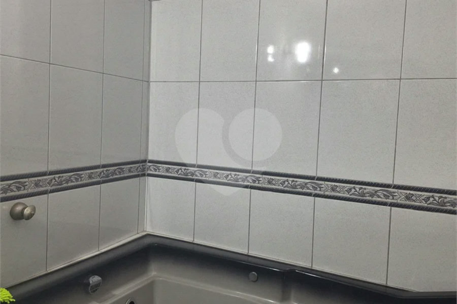 118 metros quadrados. Apartamento enxuto, andar térreo. sem lazer. Condomínio baixíssimo.