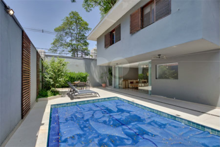 Casa à venda no Brooklin Velho, reformada e com piscina.