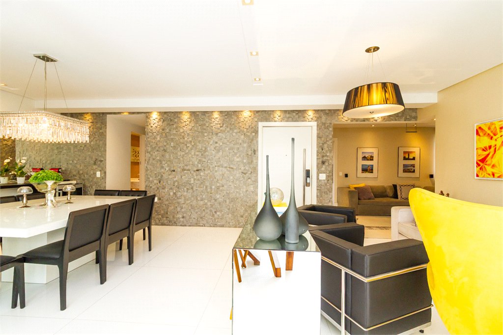 Apartamento de Alto Padrão no Campo Belo para venda com porteira fechada, com 4 dormitórios suítes e 4 vagas com lazer de club.