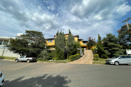 Casa à venda com 9 quartos, sendo 4 suítes, em Condomínio Flamboyant-b, Atibaia, SP