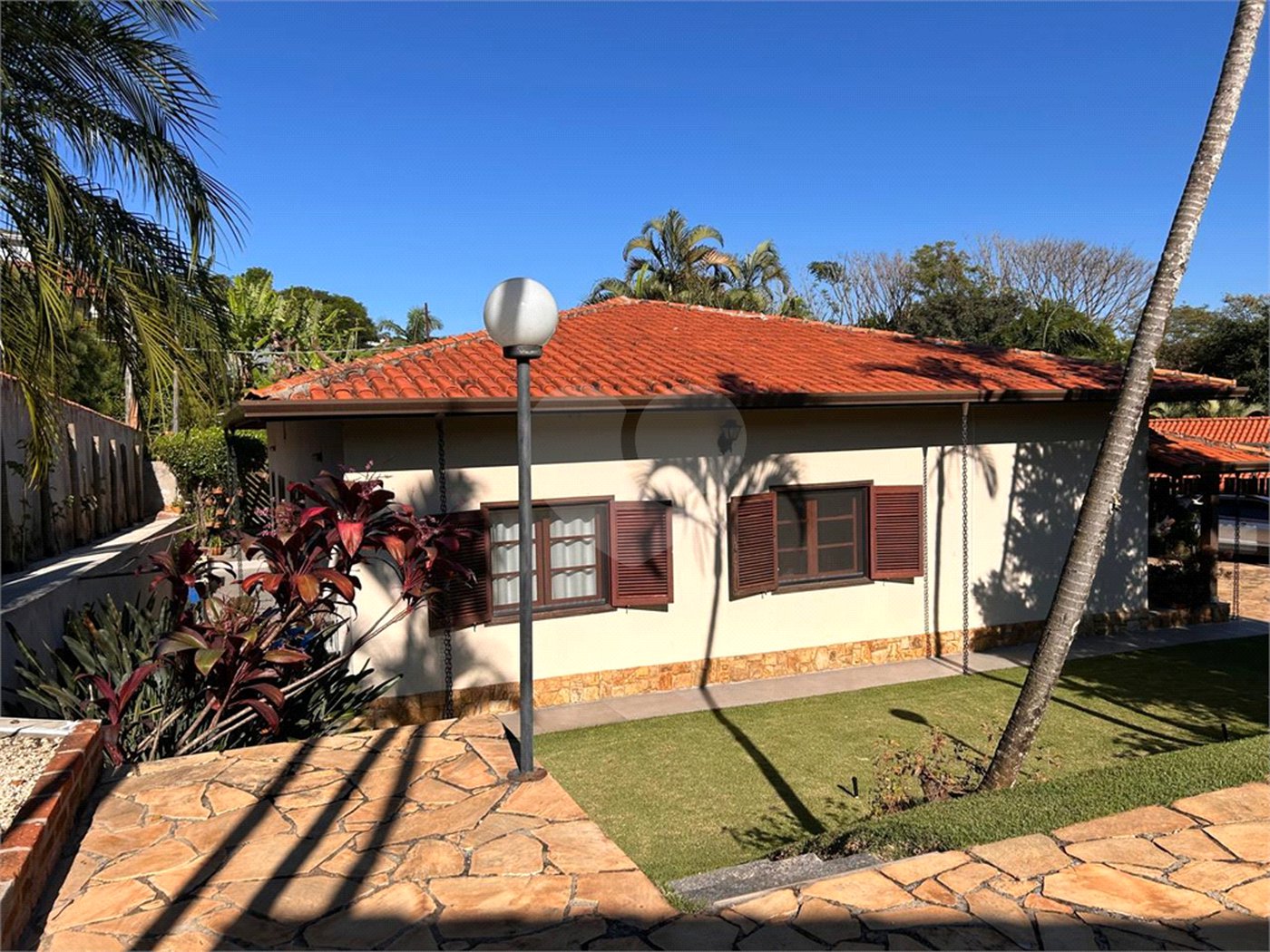 Casa à venda ou para alugar com 3 quartos, sendo 1 suíte, no condomínio Recanto Florido, Vinhedo - SP
