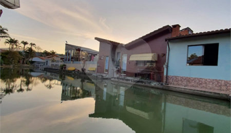 Casa à venda com 4 quartos, sendo 2 suítes,  no condomínio Marinas, Bom Jesus dos Perdões - SP