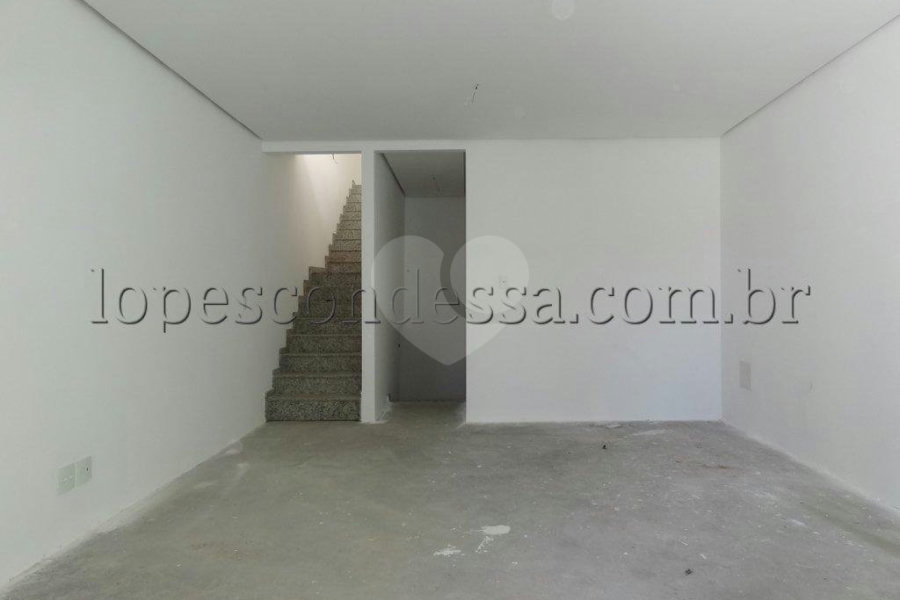 Sobrado à venda com 3 suítes em Horto, São Paulo, SP