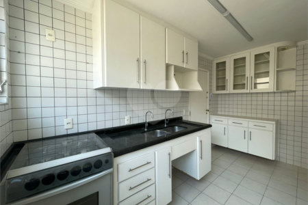 Apartamento à venda com 3 quartos, sendo 1 suíte, em Itaim Bibi, São Paulo, SP