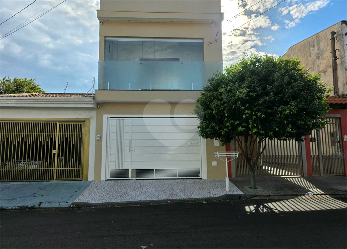 Sobrado 3 quartos 1 suíte e área de lazer