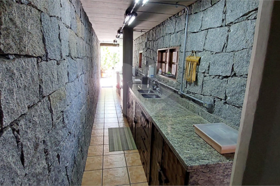 Casa à venda com 3 quartos, sendo 2 suítes, no condomínio Alpes de Caieiras, Caieiras - SP