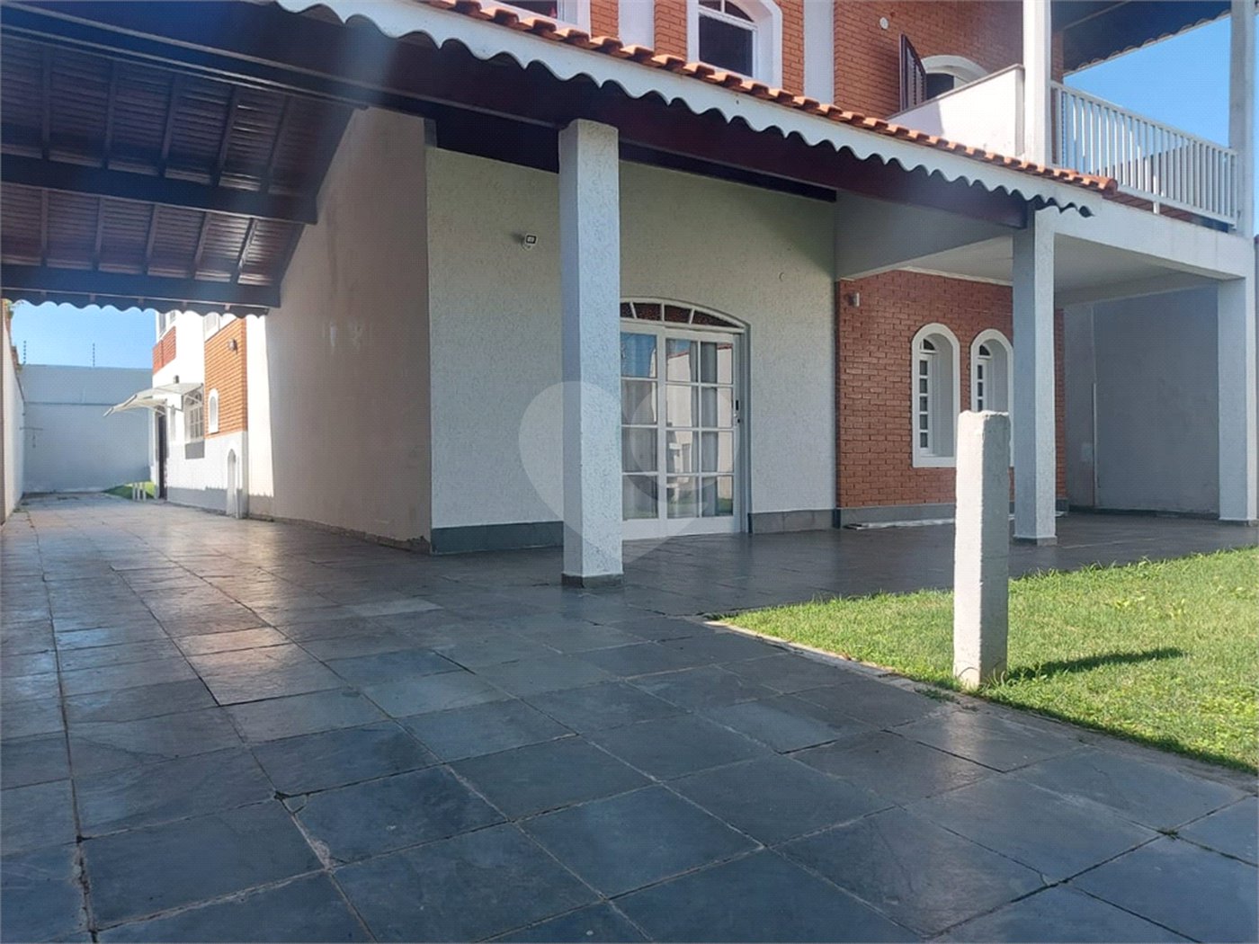 Sobrado à venda ou para alugar com 4 suítes em Balneário Arpoador, Peruíbe, SP