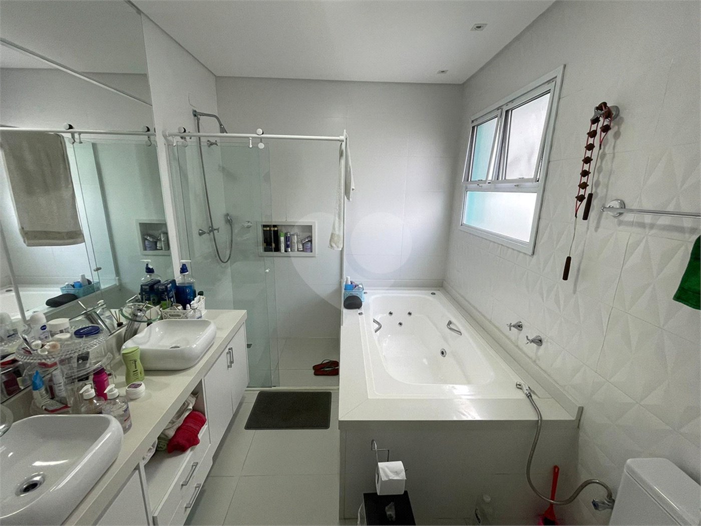 Casa à venda com 1 quarto, sendo 3 suítes, no condomínio Aruã Brisas I, Mogi das Cruzes - SP
