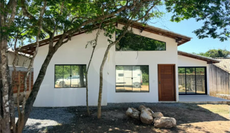 Casa à venda com 4 quartos, sendo 3 suítes, em Caravelas, Armação dos Búzios, RJ
