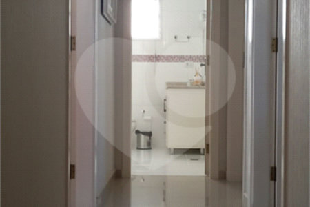 Casa à venda com 3 quartos, sendo 1 suíte, no condomínio Caruatinga, Atibaia - SP