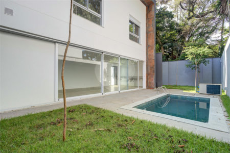 Casa à venda ou para alugar com 3 suítes no condomínio Jardim Flora, São Paulo - SP