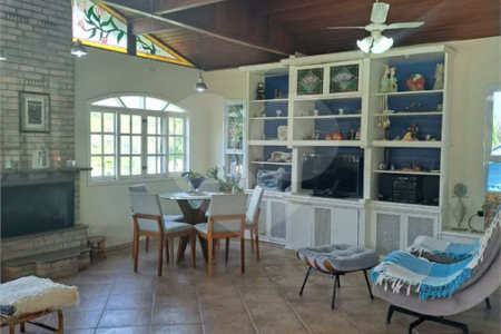 Casa Ampla com 5 Dormitórios, Piscina e Lazer Completo em Terreno de 1.260 m²