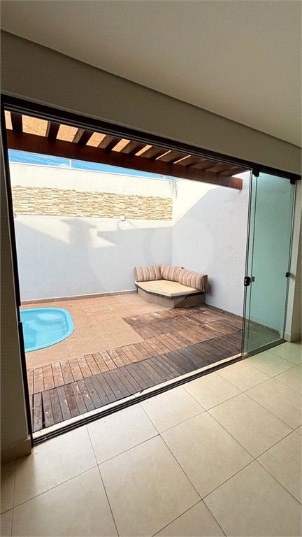 Casa à venda com 3 quartos, sendo 1 suíte, no condomínio Solar das Torres, Cuiabá - MT