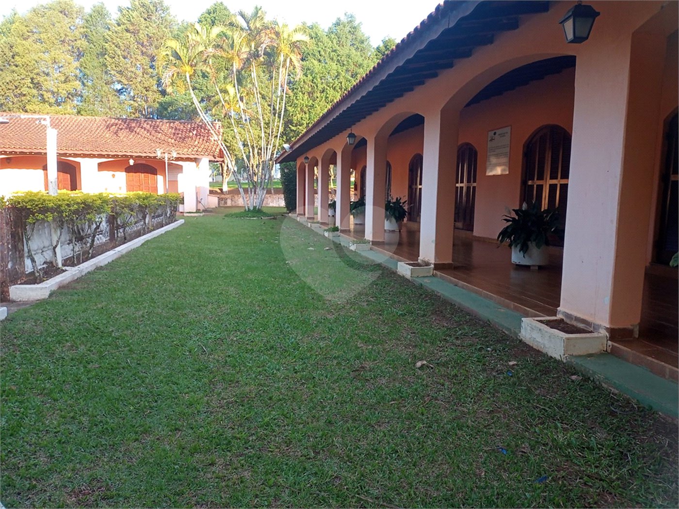Casa à venda com 5 quartos, sendo 1 suíte, no condomínio Village da Serra, Araçoiaba da Serra - SP