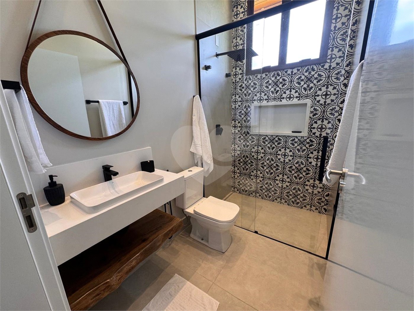 Casa à venda com 6 suítes no condomínio Vila Pinhal, Itirapina - SP
