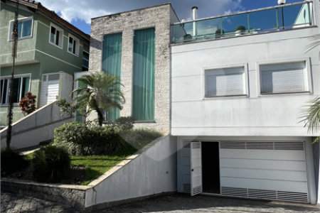 Casa à venda com 3 quartos, sendo 2 suítes, no condomínio Mirante do Horto, São Paulo - SP