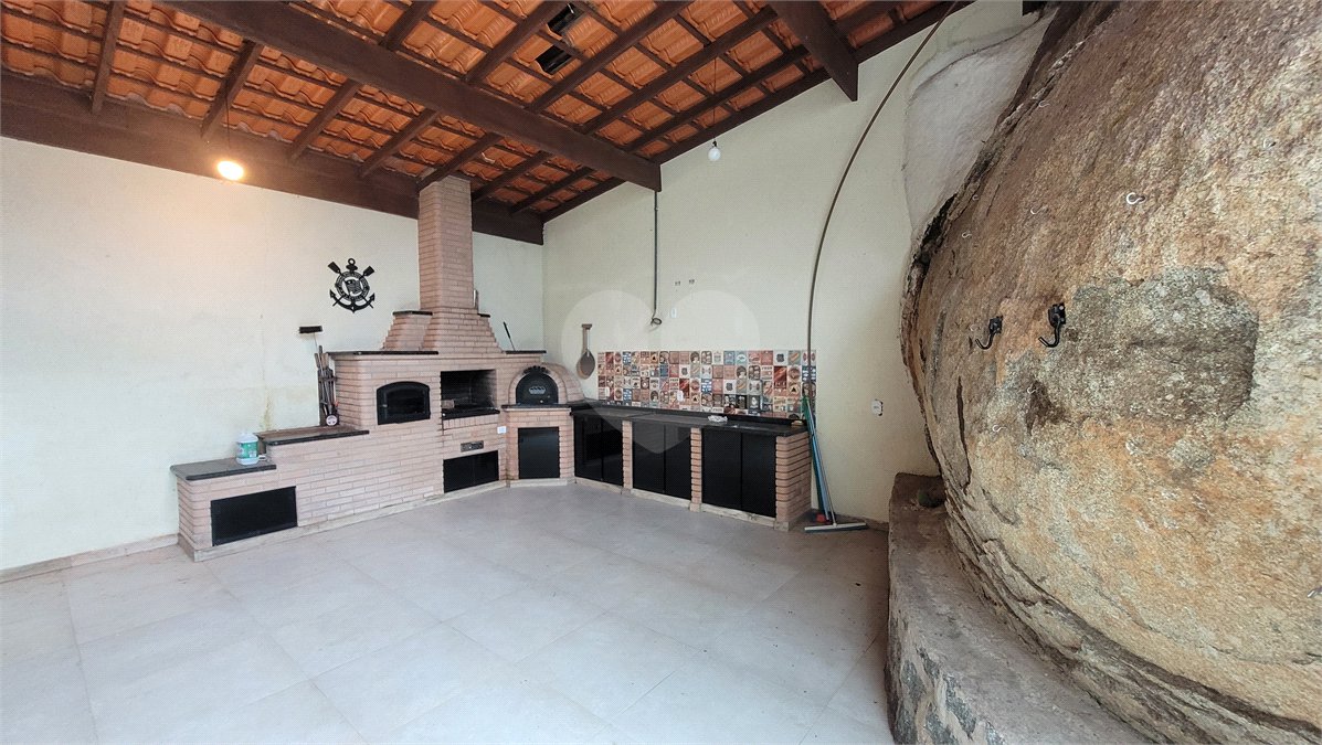 Casa à venda com 4 quartos, sendo 1 suíte, no condomínio Parque Suiça, Caieiras - SP