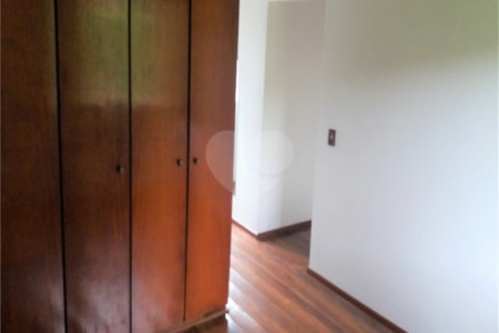 Sobrado à venda com 4 quartos, sendo 3 suítes, em Interlagos, São Paulo, SP