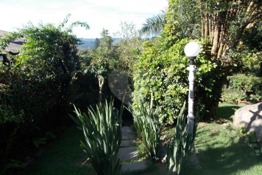 Sobrado à venda com 6 quartos, sendo 4 suítes, em Parque Petrópolis, Mairiporã, SP