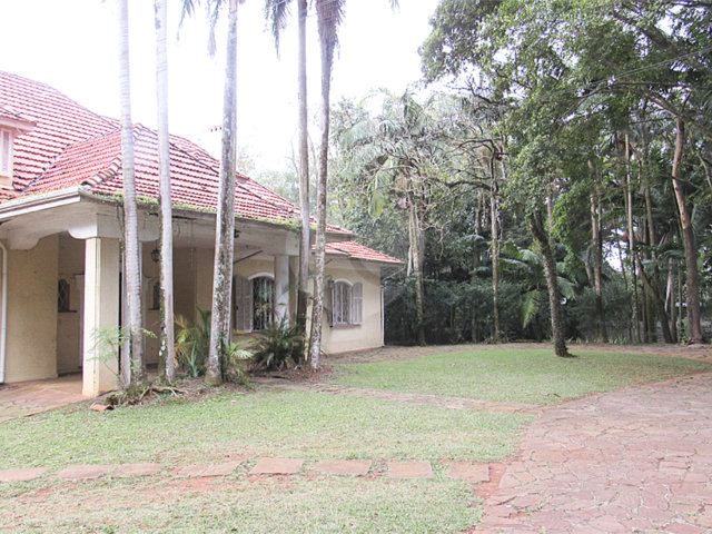 Casa à venda com 4 quartos, sendo 2 suítes,  no condomínio Chácara Flora, São Paulo - SP