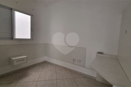 Casa à venda com 3 quartos, sendo 1 suíte, no condomínio Rafaela I, São Paulo - SP