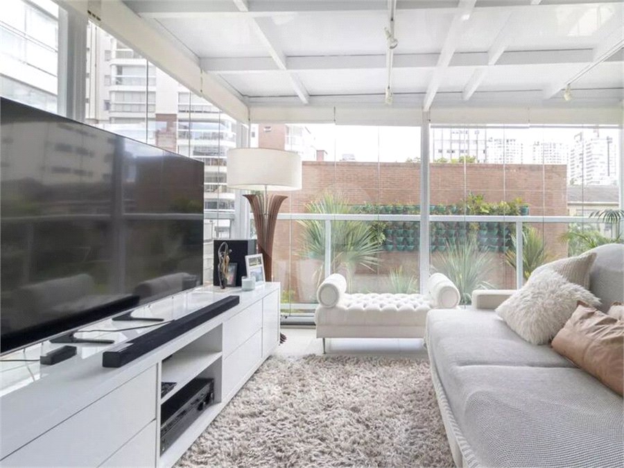 Apartamento à venda com 2 quartos, sendo 1 suíte, em Vila Olímpia, São Paulo, SP