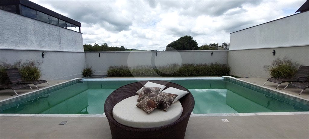 Casa à venda ou para alugar com 4 suítes no condomínio Figueira Garden, Atibaia - SP
