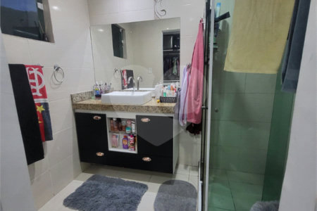 Casa à venda com 4 quartos, sendo 3 suítes, no condomínio Residencial Nelson Pinto, Rio de Janeiro - RJ