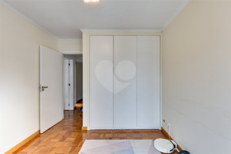 Apartamento à venda com 3 quartos, sendo 2 suítes, em Moema, São Paulo, SP