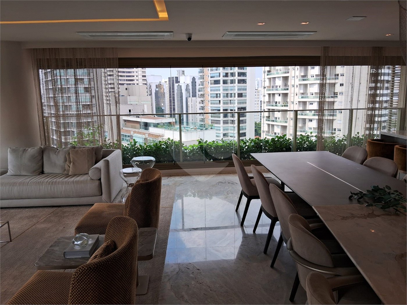 Apartamento à venda com 3 suítes em Moema, São Paulo, SP