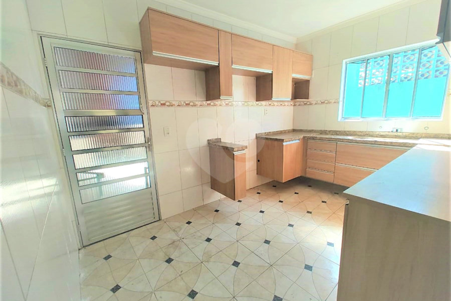 Sobrado à venda com 4 quartos, sendo 1 suíte, em Jardim Regina, São Paulo, SP