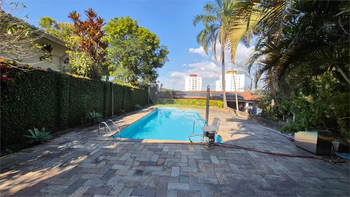 Casa com Piscina, Sauna e Edícula em Rua Arborizada no Tremembé
