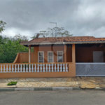 Casa para alugar com 3 quartos, sendo 1 suíte, no condomínio Santa Mônica, Atibaia - SP
