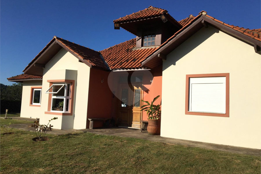 Casa à venda com 3 suítes no condomínio Suíça da Cantareira, Mairiporã - SP