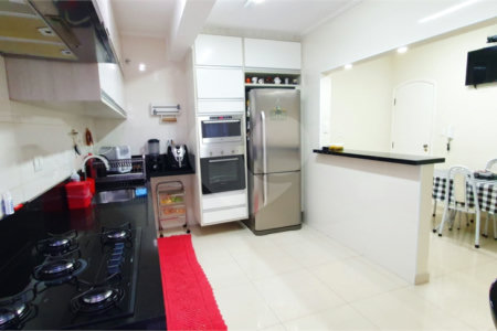 Sobrado à venda com 4 quartos, sendo 3 suítes, em Vila Paulicéia, São Paulo, SP